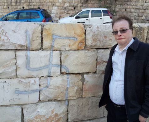 קלמנוביץ ליד צלב הקרס