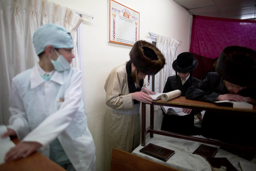 מישהו מנתח את המגילה שלי. פורים בבית שמש