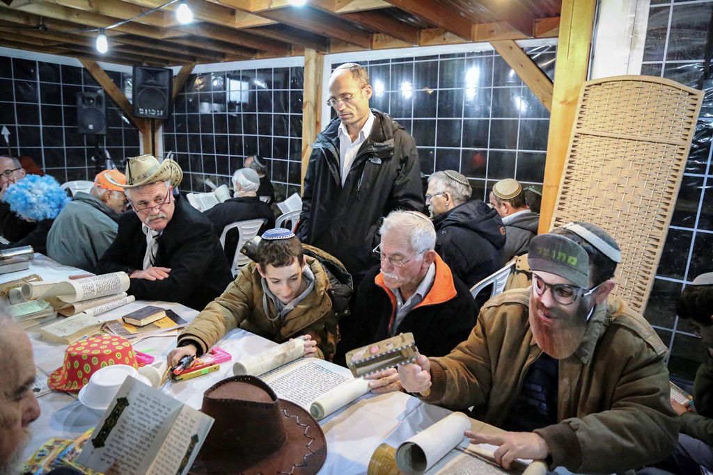לאלה שאוהבים לראות את התמונה המלאה. פורים בגוש עציון