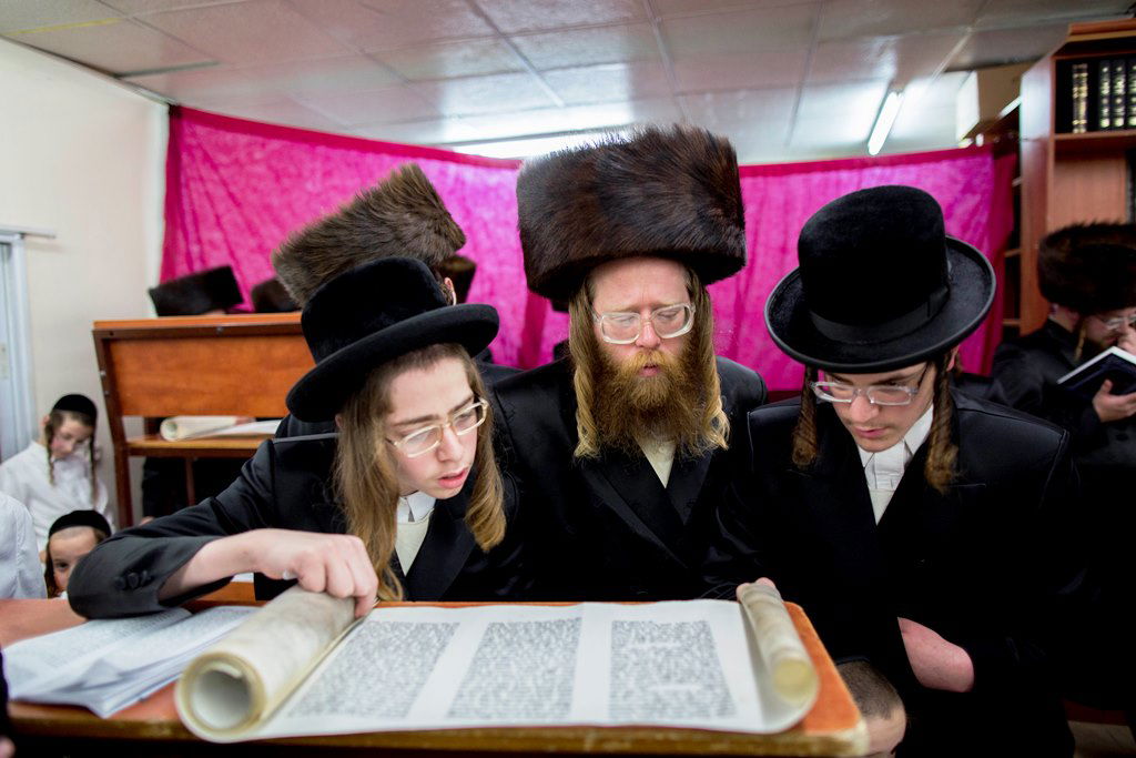 אבות ובנים בקריאת מגילה. פורים בבית שמש