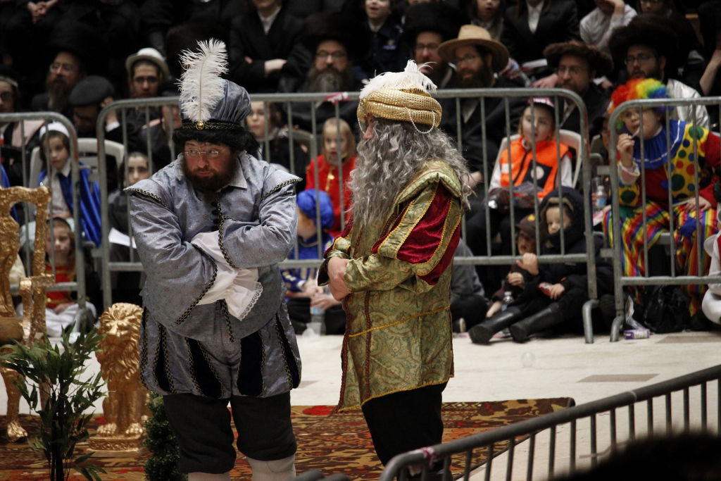 יש תיאטרון חסידי • צפו בטיש פורים בסקווירא