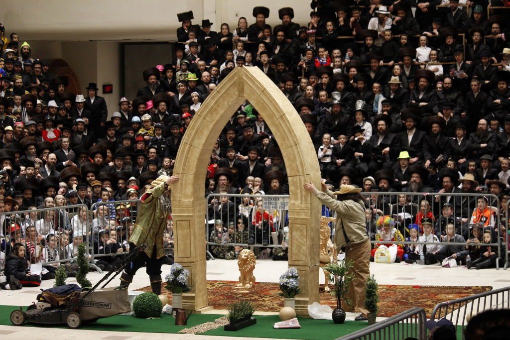 יש תיאטרון חסידי • צפו בטיש פורים בסקווירא