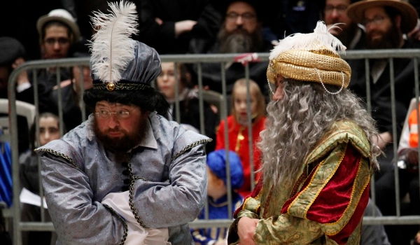 יש תיאטרון חסידי • צפו בטיש פורים בסקווירא