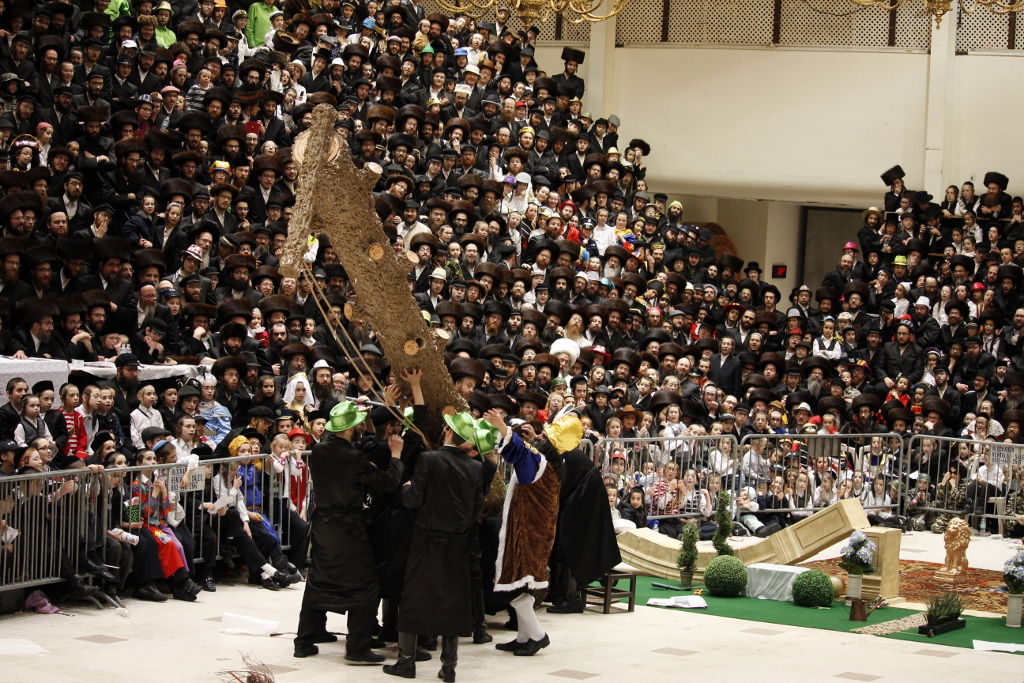 יש תיאטרון חסידי • צפו בטיש פורים בסקווירא