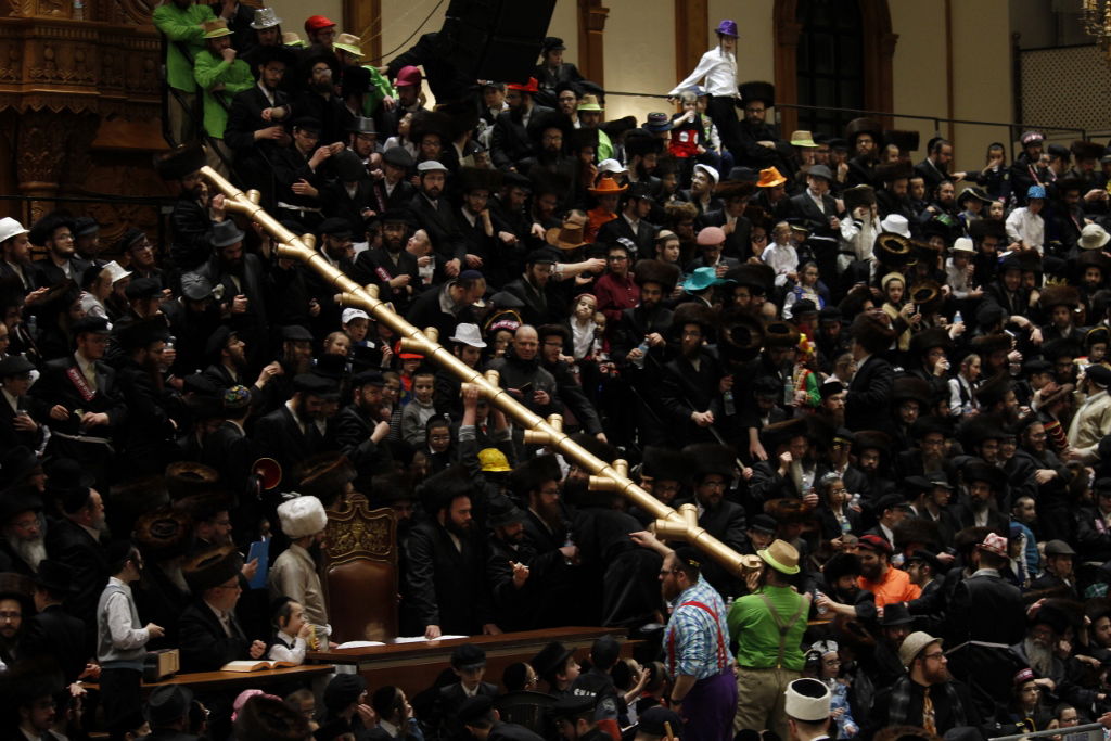 יש תיאטרון חסידי • צפו בטיש פורים בסקווירא