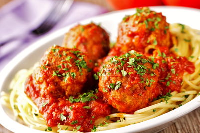 ספגטי עם קציצות בשר ברוטב עגבניות