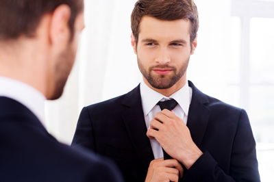 גברים מאוהבים בעצמם יותר מנשים, וזה רשמי.