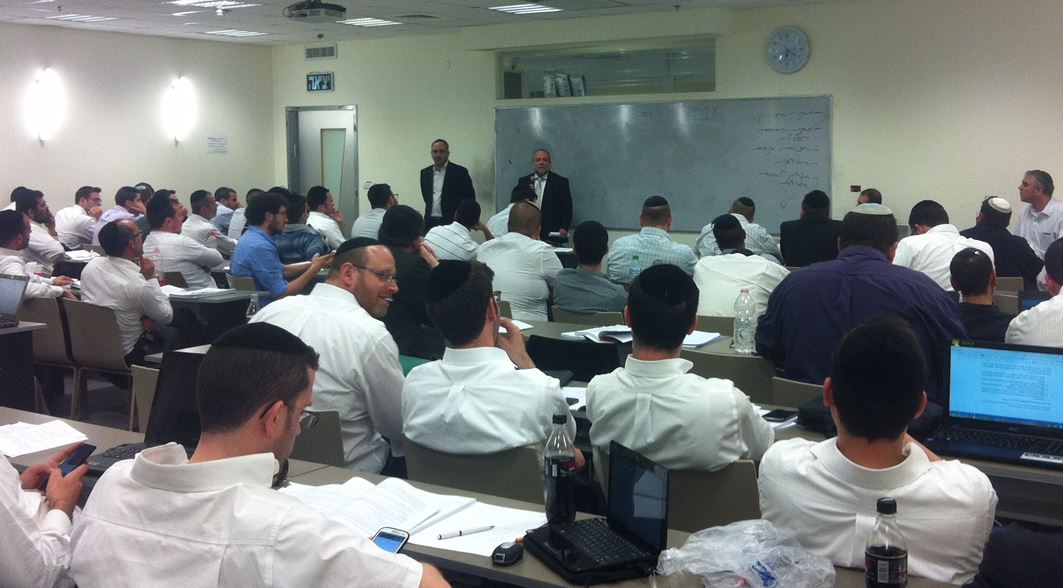 ח"כ יצחק כהן ביקר בקריה האקדמית אונו ופגש סטודנטים חרדים