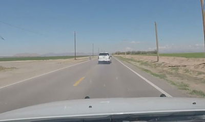 צפו: באמצע המרדף - הפושעים זרקו את הסחורה מהרכב