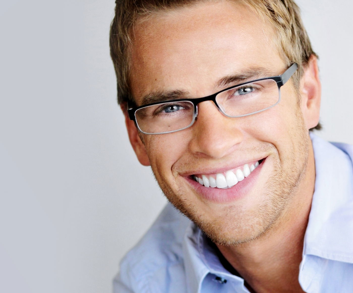 שיניים לבנות: 13 מזונות מפתיעים לחיוך מושלם