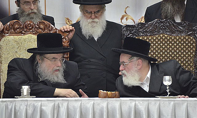 צפו בגלריה: טיש היארצייט בויז'ניץ עם האדמו"ר מבעלזא