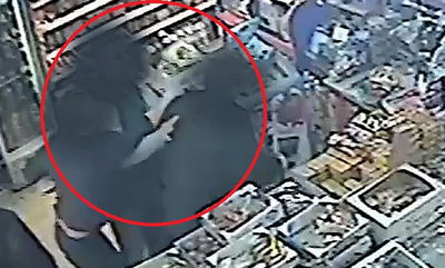 צפו: בן 27 תוקף קשישה באגרוף לפנים