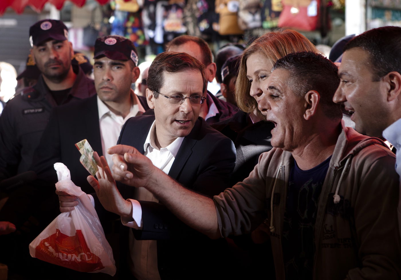 תיעוד: הרצוג ולבני בסיור בשוק הכרמל