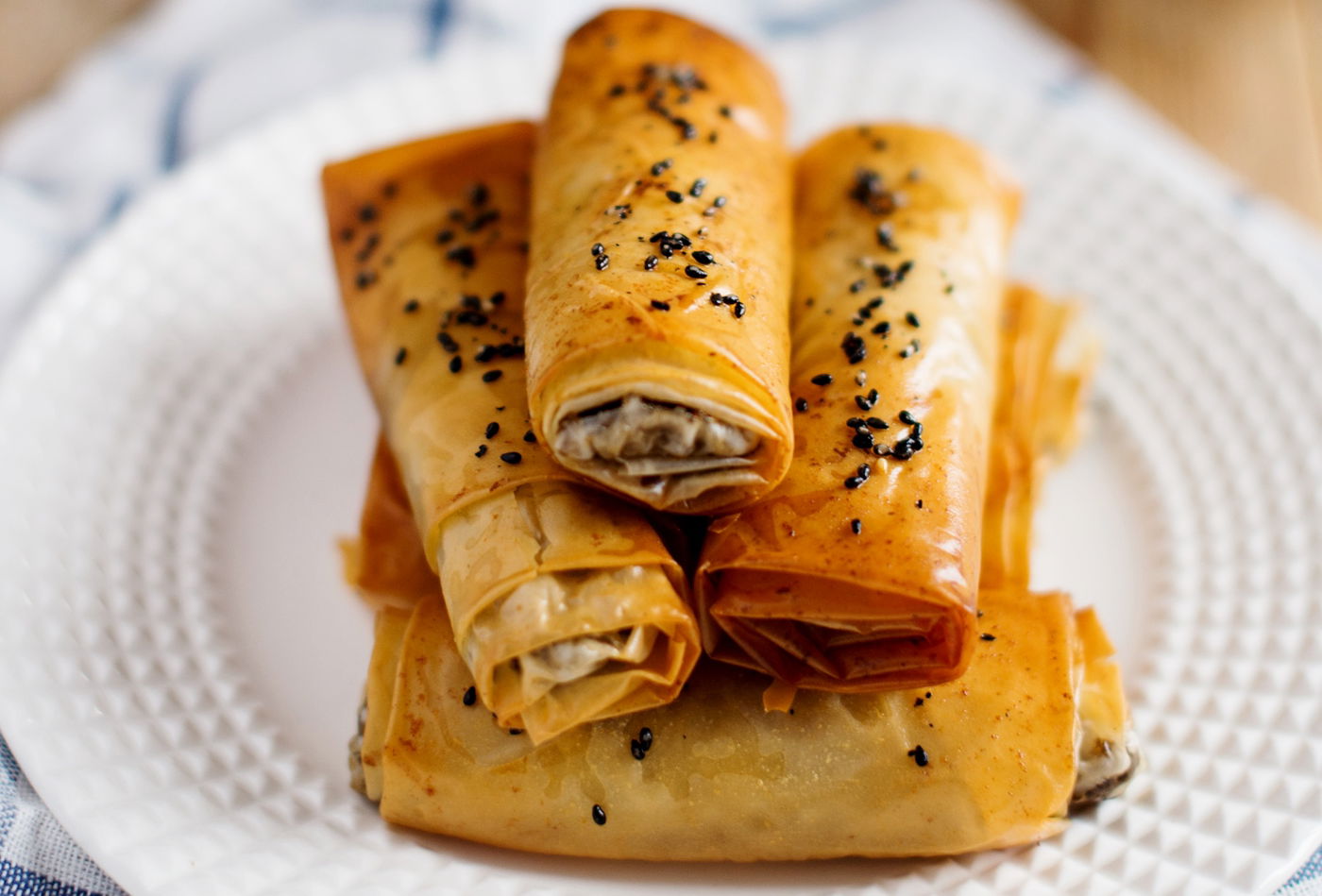 סיגרים פריכים ממולאים בפטריות ואגוזים