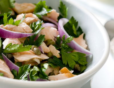 סלט סלמון חם ברוטב פיקנטי