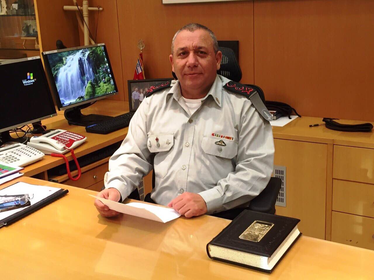 הגאון רבי שלום כהן שלח תנ"ך לרמטכ"ל אייזנקוט