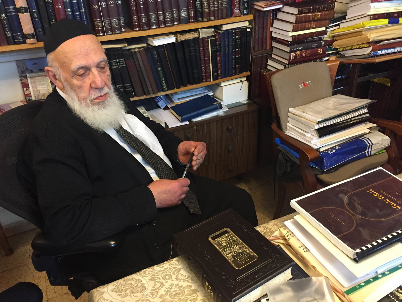 הגאון רבי שלום כהן שלח תנ"ך לרמטכ"ל אייזנקוט