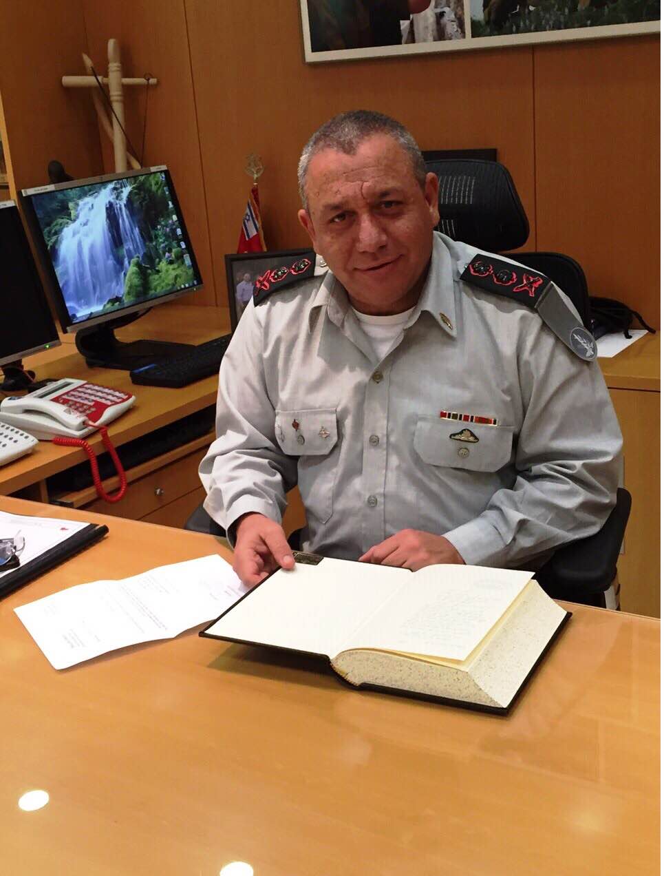 הגאון רבי שלום כהן שלח תנ"ך לרמטכ"ל אייזנקוט