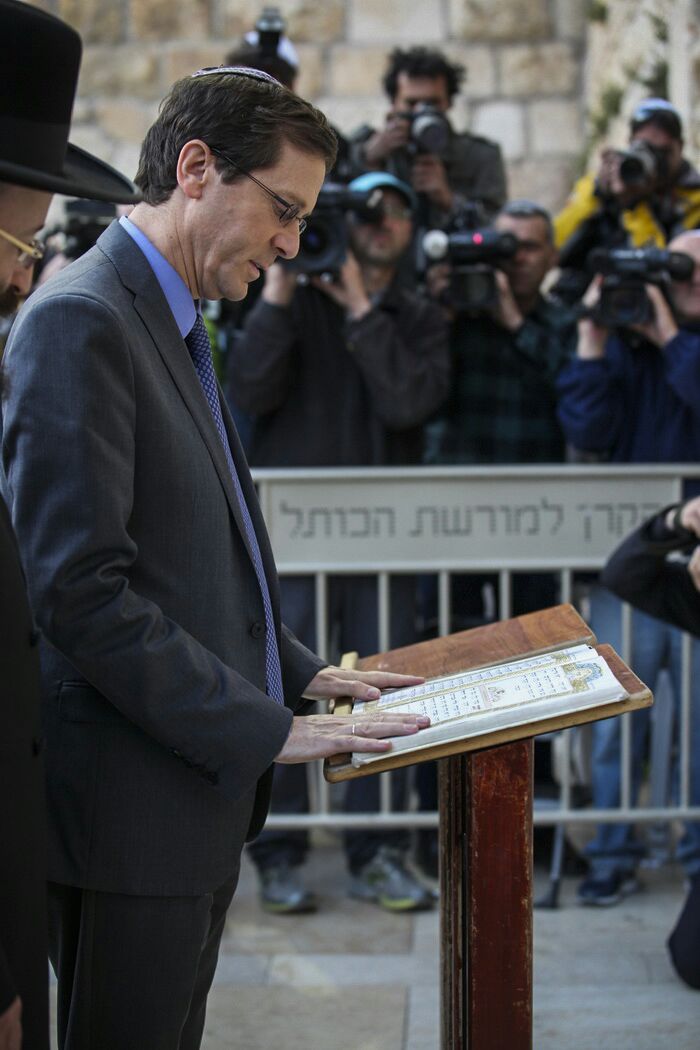 הרצוג ביקר בכותל המערבי: "אדע לשמור על חוזקה של ירושלים"