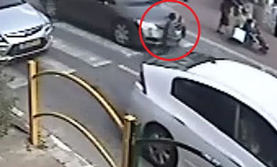 שוב נס מצולם בבני ברק: ילד נפגע מרכב וממשיך ללכת