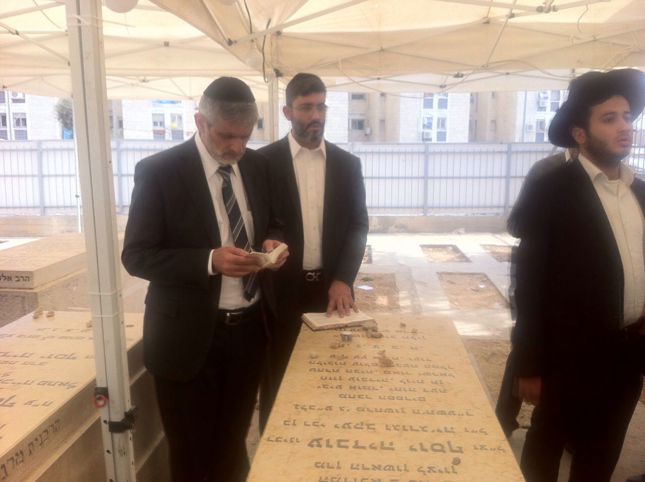 אלי ישי בקבר מרן: "מבטיח להמשיך את המורשת של מרן"