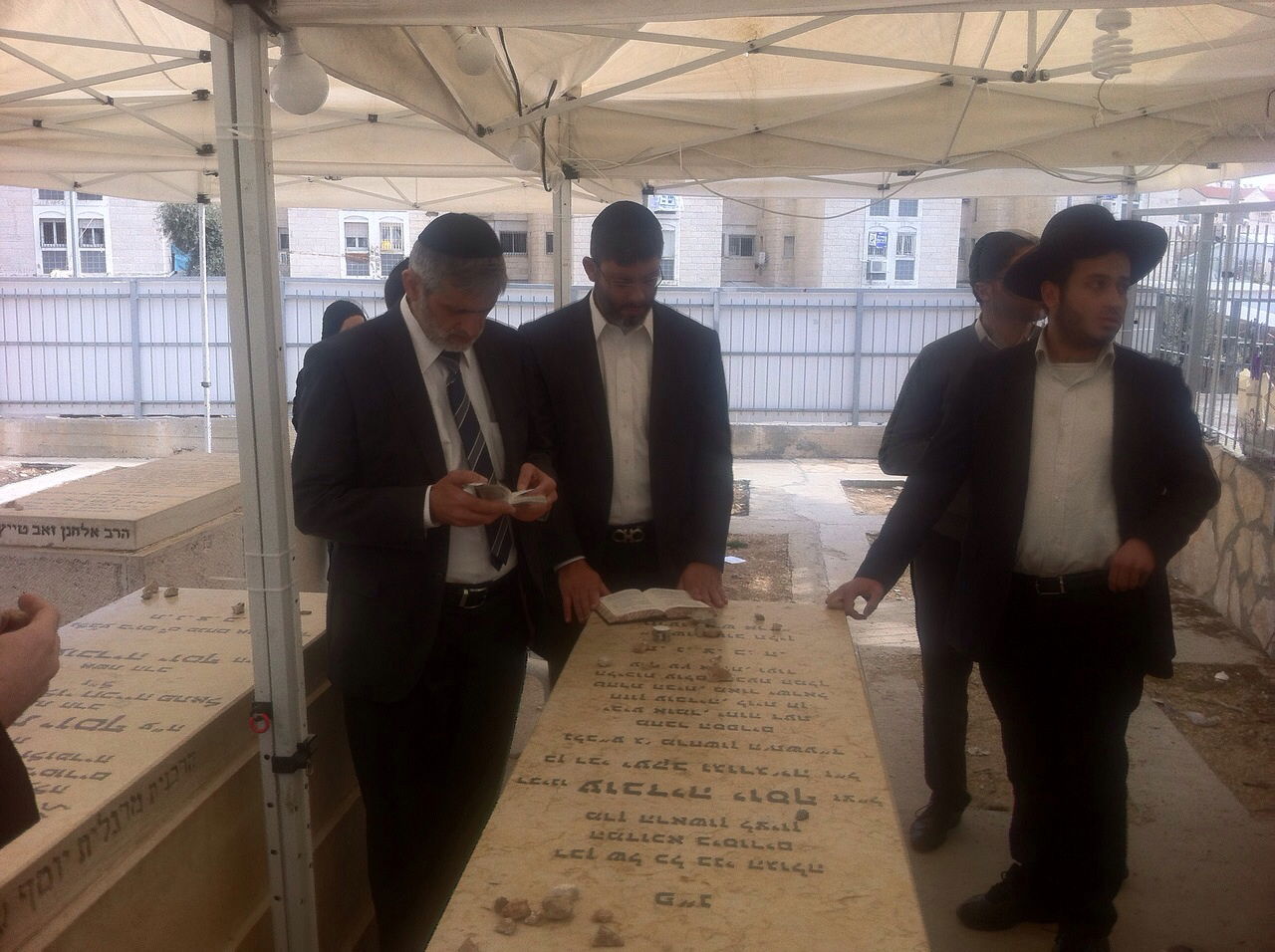 אלי ישי בקבר מרן: "מבטיח להמשיך את המורשת של מרן"