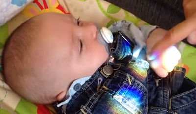 סרטון מתוק: הפעוט שאומר שלום שבעה שבועות אחרי שנולד