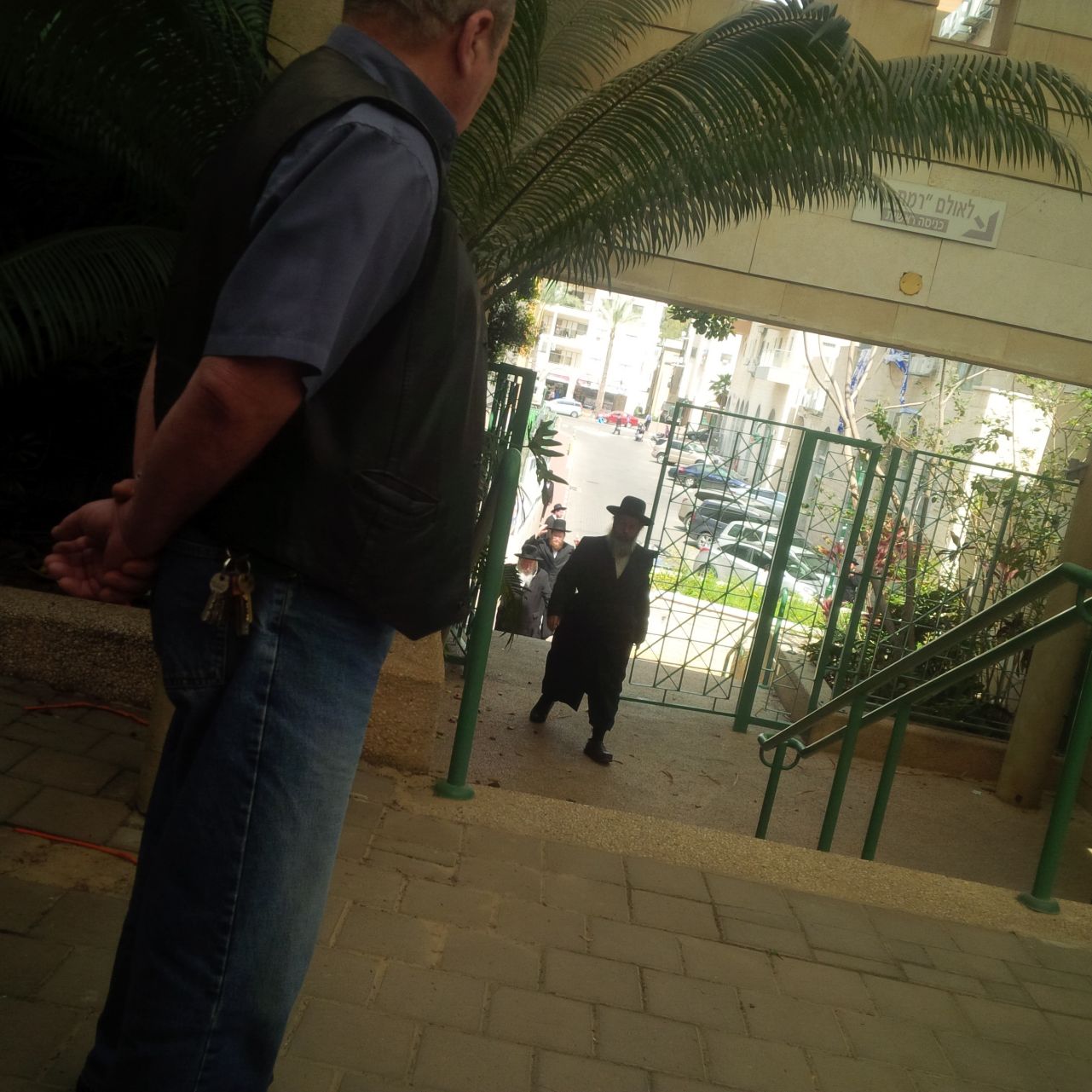 תיעוד: האדמו"ר מגור מגיע להצביע