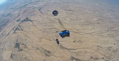 כך מעיפים מכוניות ממטוס ומצלמים