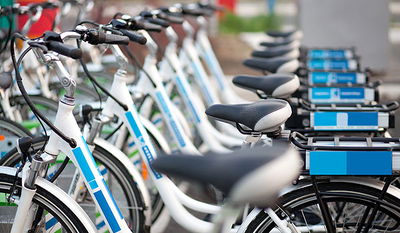 רוכבי האופניים החשמליים על הכוונת של המשטרה