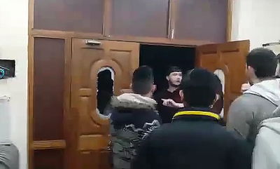 צפו בוידאו: עשרות אנטישמים תקפו מתפללים בבית כנסת בלונדון