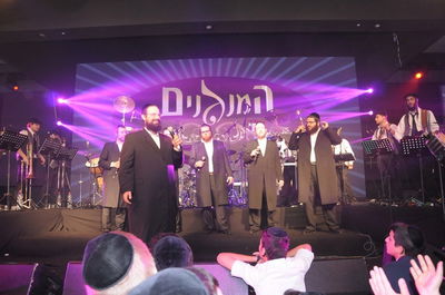 צפו: ישראל ורדיגר ותזמורת "המנגנים" מצדיעים לר' דוד ורדיגר