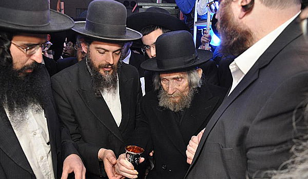 גלריה: הרב שטיינמן והרב קנייבסקי חיתנו את נכדיהם