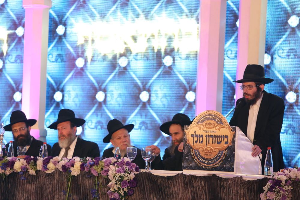 מפעים: מרן הרב שטיינמן קם לכבוד רבי ניסים קרליץ • צפו בוידאו