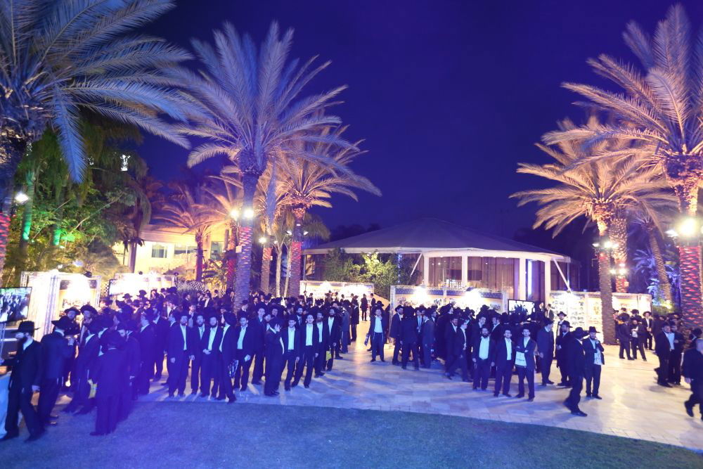 מפעים: מרן הרב שטיינמן קם לכבוד רבי ניסים קרליץ • צפו בוידאו