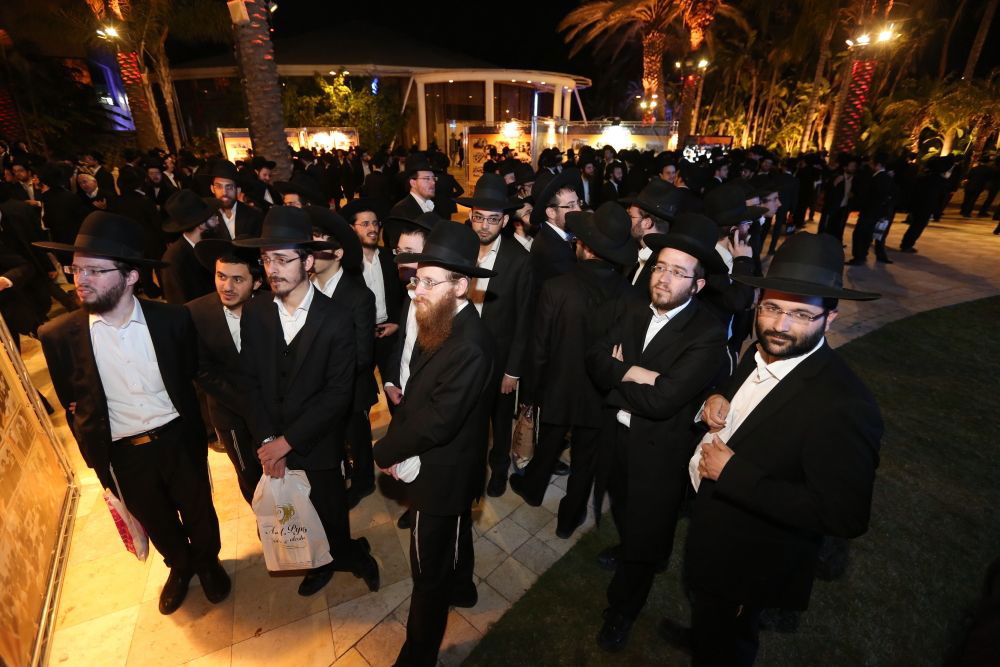 מפעים: מרן הרב שטיינמן קם לכבוד רבי ניסים קרליץ • צפו בוידאו