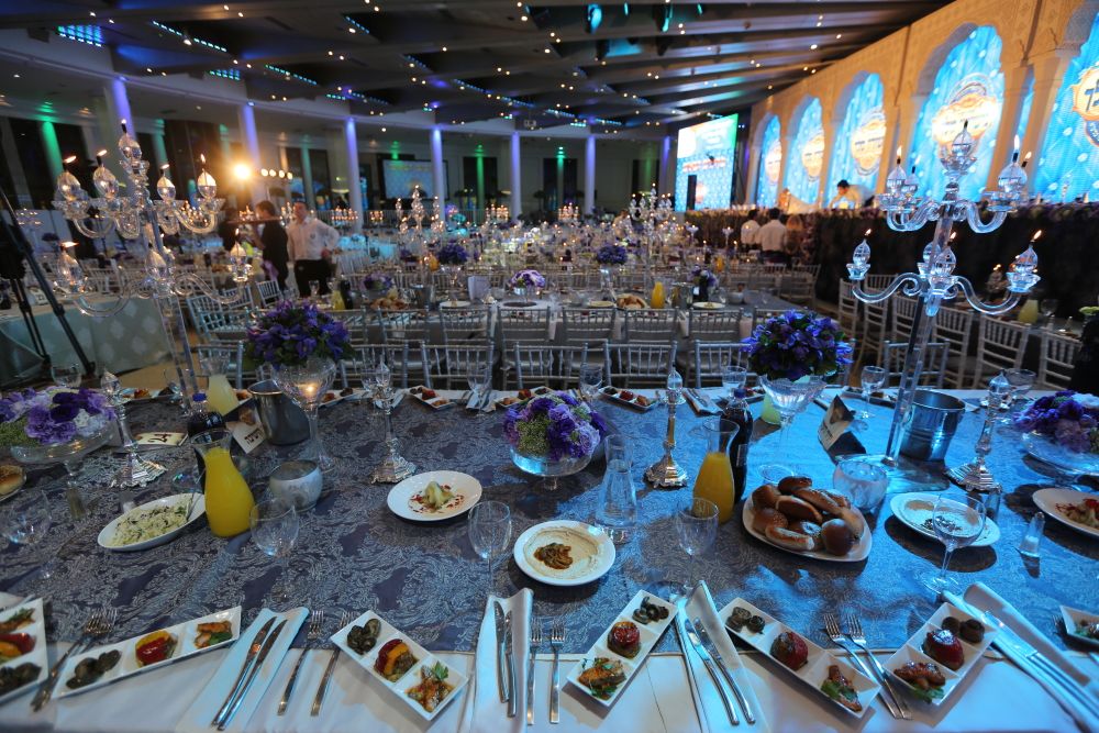 מפעים: מרן הרב שטיינמן קם לכבוד רבי ניסים קרליץ • צפו בוידאו