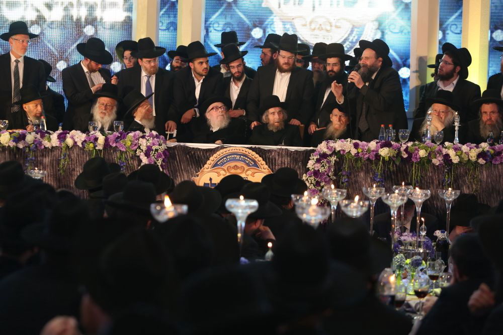 מפעים: מרן הרב שטיינמן קם לכבוד רבי ניסים קרליץ • צפו בוידאו