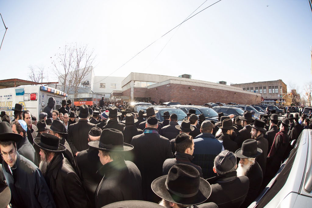 הלוויית שבעת הילדים שעלו בלהבות האש • תיעוד דומע