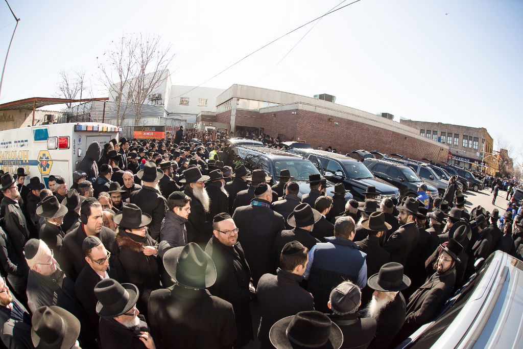 הלוויית שבעת הילדים שעלו בלהבות האש • תיעוד דומע