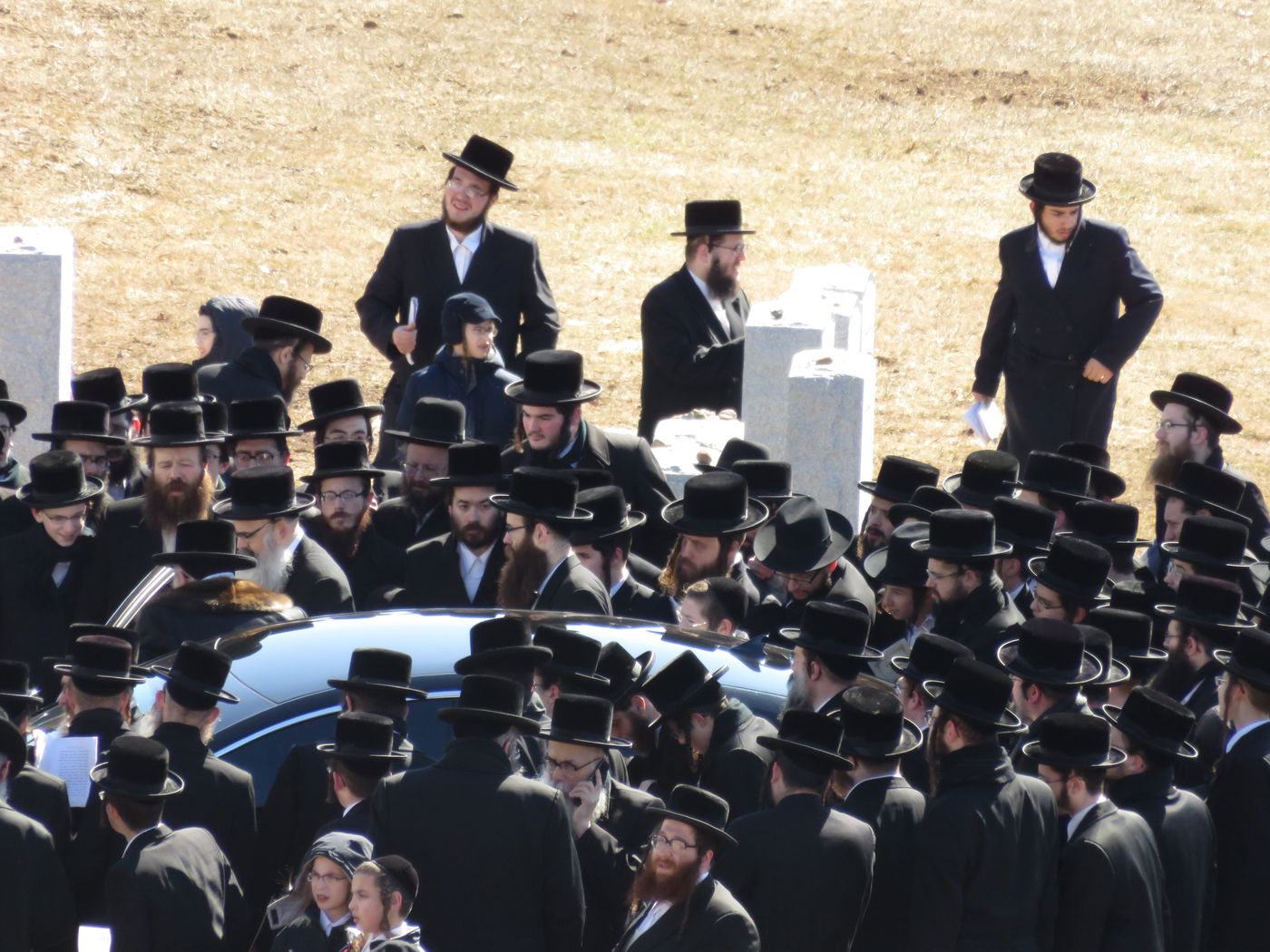 תיעוד: טיש יארצייט בסקווירא