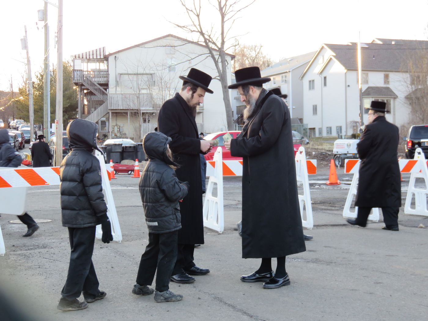 תיעוד: טיש יארצייט בסקווירא