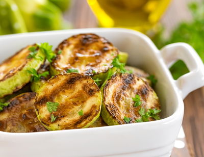 חטיף קישואים מטוגנים בפטרוזיליה