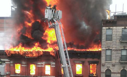 הבניין הבוער בלב מנהטן, הערב