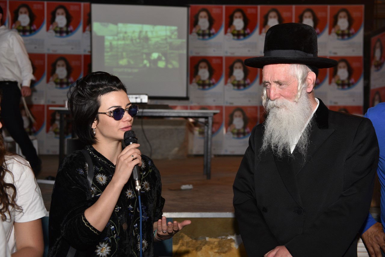 הזמרת והשחקנית נינט טייב מתקרבת לדת