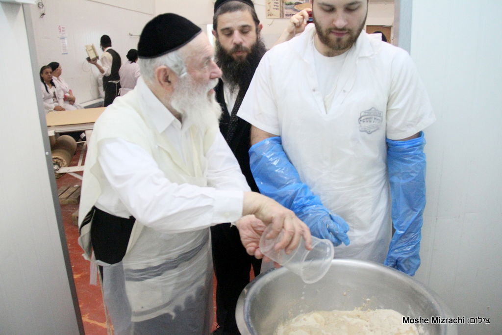 רבי יצחק זילברשטיין ורבי יעקב אדלשטיין אפו מצות • גלריה