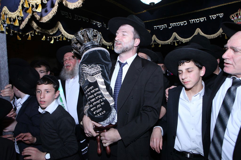 תיעוד: הכנסת ספר תורה לזכר הנרצחים בטבח בבית הכנסת בהר נוף