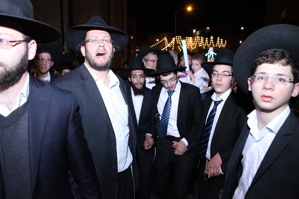 תיעוד: הכנסת ספר תורה לזכר הנרצחים בטבח בבית הכנסת בהר נוף