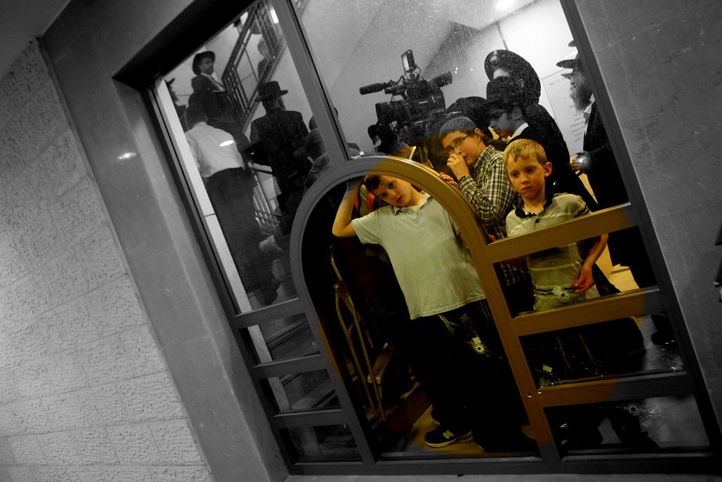 תיעוד: הכנסת ספר תורה לזכר הנרצחים בטבח בבית הכנסת בהר נוף