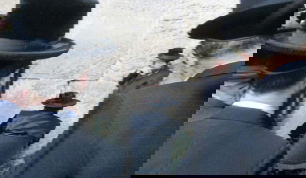 תמונות בלעדיות: האדמו"ר מתולדות אברהם יצחק בכותל המערבי